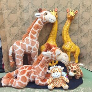 bundle HOMCO Giraffes, Animal Wall Art Plaques and stuffies